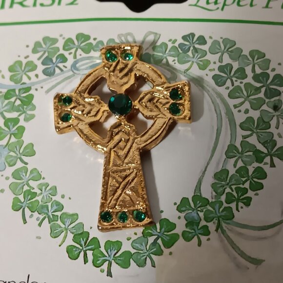 Berkander Irish Lapel Pin Catholic Celtic Cross Gold Tone Green Stone Vintage - Picture 2 of 5